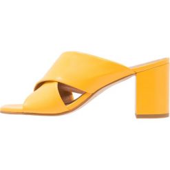 Klapki damskie: L’INTERVALLE VENICE Klapki mustard