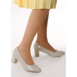 Szare Czółenka Friendlier. Szare czółenka damskie Born2be, bez wzorów, ze skóry, z okrągłym noskiem, bez obcasa, na słupku. Za 49,99 zł.