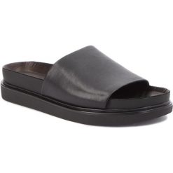 Klapki VAGABOND - Erin 4532-001-20 Black. Czarne klapki damskie Vagabond, bez wzorów, ze skóry, bez obcasa. W wyprzedaży za 239,00 zł.