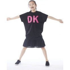 Dkny - Sukienka dziecięca 152-158 cm. Czarne sukienki dziewczęce DKNY, z nadrukiem, z elastanu, z krótkim rękawem, krótkie, mini, proste. Za 409,90 zł.