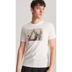 T-shirt z grafiką - Biały. Białe t-shirty damskie Reserved, s, bez wzorów, bez kołnierzyka. Za 59,99 zł.