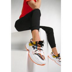 Pomarańczowe Sneakersy Nonakris. Pomarańczowe sneakersy damskie Renee. Za 99,99 zł.