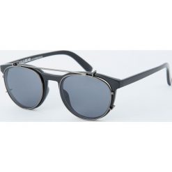 Czarne okulary przeciwsłoneczne z podwójnym mostkiem. Czarne okulary przeciwsłoneczne męskie Pull&Bear. Za 69,90 zł.