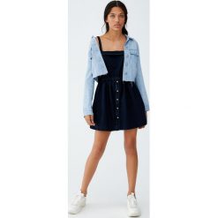 Sukienka na ramiączkach z gumką w pasie. Szare sukienki damskie na komunię marki Pull&Bear, z jeansu, na ramiączkach. Za 89,90 zł.