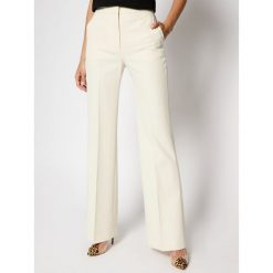 Spodnie materiałowe Victoria Victoria Beckham Fluid Crepe 2220WTR000947B. Brązowe spodnie damskie Victoria Victoria Beckham, bez wzorów, z tkaniny. W wyprzedaży za 1209,00 zł.