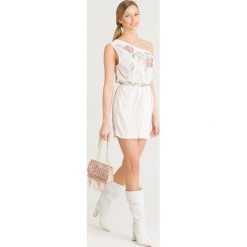 SUKIENKA Elisabetta Franchi OFF SHOULDER. Szare sukienki damskie Elisabetta Franchi, na imprezę, w paski, z tkaniny, z włoskim kołnierzykiem, bez rękawów, mini, asymetryczne. Za 1225,00 zł.