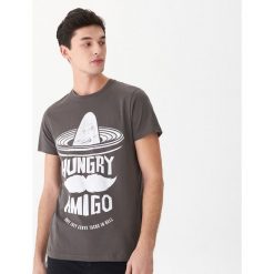 T-shirt z nadrukiem Amigo - Szary. Szare t-shirty męskie House, s, z nadrukiem, bez kołnierzyka. Za 39,99 zł.