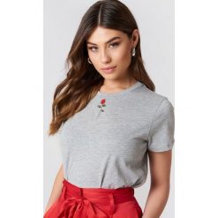 NA-KD T-shirt z haftowaną różą - Grey. Szare t-shirty damskie marki NA-KD, z haftami, z bawełny, z klasycznym kołnierzykiem. Za 40,95 zł.
