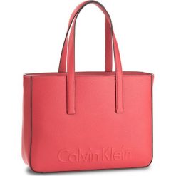 Torebka CALVIN KLEIN BLACK LABEL - Edge Medium Shopper K60K603986 618. Czerwone plecaki damskie marki Calvin Klein Black Label. W wyprzedaży za 419,00 zł.