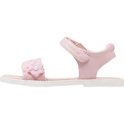 Geox KARLY Sandały dark rose. Czerwone sandały chłopięce Geox, z materiału, z otwartym noskiem. W wyprzedaży za 174,30 zł.