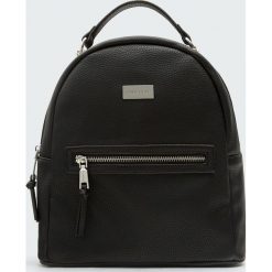Czarny plecak w miejskim stylu. Czarne plecaki damskie marki Pull&Bear. Za 99,90 zł.