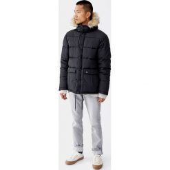 Pikowana kurtka z kapturem ze sztucznym futerkiem. Czarne kurtki męskie bomber Pull&Bear, m, z kapturem. Za 299,00 zł.