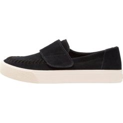 TOMS WHIPSTITCH SLIPON Półbuty wsuwane black. Czarne półbuty damskie wsuwane Toms, z weluru. W wyprzedaży za 191,40 zł.