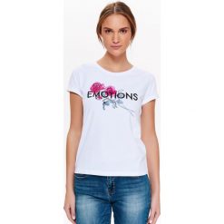 T-shirt krótki rękaw damski w kwiaty, z nadrukiem. Białe t-shirty damskie Top Secret, z nadrukiem, z bawełny, bez kołnierzyka. W wyprzedaży za 24,99 zł.