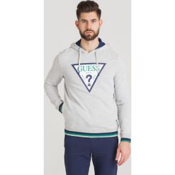 BLUZA HOODIE GUESS. Szare bluzy męskie Guess, s, z nadrukiem, z materiału, z kapturem, bez rękawów, z kapturem. Za 258,30 zł.
