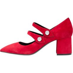 Bruno Premi Czółenka rosso. Czerwone czółenka Bruno Premi, z materiału. Za 499,00 zł.