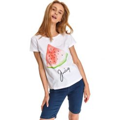 T-shirt w akwarelowym nadrukiem i aplikacjami. Białe t-shirty damskie Top Secret, z nadrukiem, z bawełny, bez kołnierzyka. W wyprzedaży za 34,99 zł.