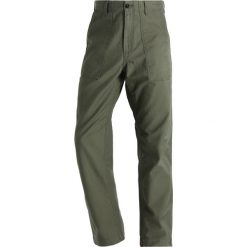 Chinosy męskie: Carhartt WIP FATIGUE SANDERS Spodnie materiałowe rover green stone washed