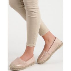 PUDROWE ESPADRYLE Z KRYSZTAŁKAMI. Różowe baleriny damskie LUCKY SHOES, bez wzorów, bez obcasa. Za 40,90 zł.