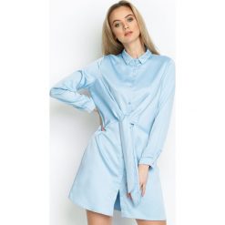 Jasnoniebieska, połyskująca sukienka mini. Niebieskie sukienki damskie Born2be, na co dzień, s, bez wzorów, eleganckie, z wykładanym kołnierzem, z długim rękawem, długie, mini, proste. Za 99,99 zł.
