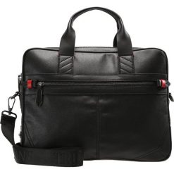 Trussardi Jeans MAINE Aktówka black. Czarne torby na laptopa Trussardi Jeans, z jeansu, małe. W wyprzedaży za 575,20 zł.