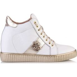 Sneakersy biało złote z muchą. Białe sneakersy damskie Arturo Vicci, ze skóry. Za 299,00 zł.