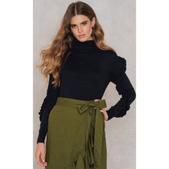 Swetry damskie: Rut&Circle Sweter w prążki z falbanką Anette – Black