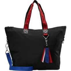 Tommy Jeans LOGO TAPE TOTE Torba na zakupy black. Szare shopper bag damskie marki Guess Jeans, z aplikacjami, z jeansu, do ręki, duże. Za 379,00 zł.