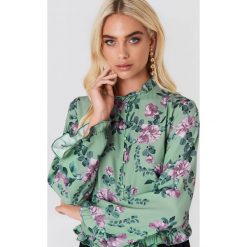 Andrea Hedenstedt x NA-KD Bluzka z falbanką - Green,Multicolor. Zielone bluzki damskie Andrea Hedenstedt x NA-KD, bez wzorów, z poliesteru, z falbankami, z długim rękawem. W wyprzedaży za 64,78 zł.