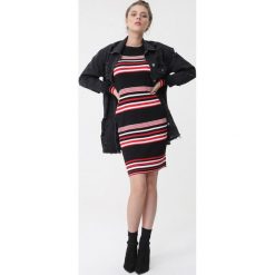 Czarna Sukienka Tinsley. Czarne sukienki damskie Born2be, s, w paski, z dzianiny, z okrągłym kołnierzem, bez rękawów, długie, midi. Za 89,99 zł.