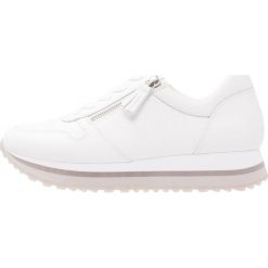 Gabor WIDE FIT Sneakersy niskie weiß. Białe trampki i tenisówki damskie Gabor, bez wzorów, ze skóry, bez zapięcia. W wyprzedaży za 543,20 zł.