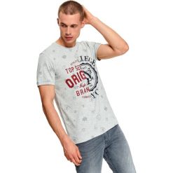 T-SHIRT Z NADRUKIEM. Szare t-shirty męskie Top Secret, na zimę, xl, z nadrukiem, z dzianiny, bez kołnierzyka, krótkie. Za 19,99 zł.