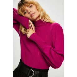 Guess Jeans - Sweter. Różowe swetry damskie Guess Jeans, s, z aplikacjami, z wiskozy, z krótkim rękawem, krótkie, bez kaptura. W wyprzedaży za 299,90 zł.