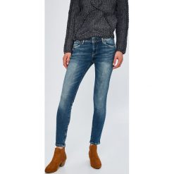 Pepe Jeans - Jeansy Cher. Niebieskie jeansy damskie Pepe Jeans, bez wzorów, z bawełny, z obniżonym stanem. W wyprzedaży za 249,90 zł.