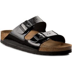 Klapki BIRKENSTOCK - Arizona 1005292 Black Patent. Czarne klapki damskie marki Birkenstock, bez wzorów, ze skóry ekologicznej, bez obcasa. Za 289,00 zł.