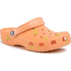 Klapki CROCS - Classic Vacay Vibes Clog 206375 Cantaloupe. Pomarańczowe klapki damskie Crocs, bez wzorów, z tworzywa sztucznego, bez obcasa. Za 189,00 zł.