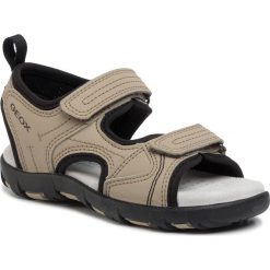 Sandały GEOX - J S. Pianeta A J0264A 0CE15 C0113 S Sand/Black. Szare sandały chłopięce Geox, ze skóry ekologicznej, bez zapięcia. W wyprzedaży za 179,00 zł.