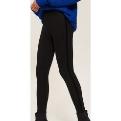 Jeansy regular skinny z lampasem - Czarny. Czarne rurki damskie marki House, z jeansu. Za 89,99 zł.