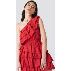 Linn Ahlborg x NA-KD Sukienka z falbankami - Red. Czerwone sukienki damskie marki Linn Ahlborg x NA-KD, bez wzorów, z falbankami, bez rękawów, mini. W wyprzedaży za 141,97 zł.