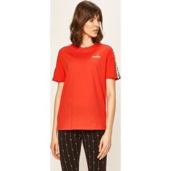 Diadora - T-shirt. Czerwone bluzki damskie Diadora, s, z aplikacjami, z bawełny, casualowe, z okrągłym kołnierzem, z krótkim rękawem. Za 129,90 zł.