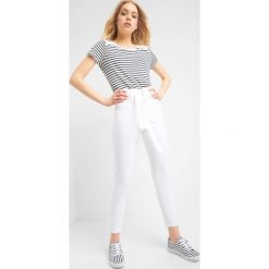 Jeansy skinny z paskiem. Brązowe jeansy damskie Orsay, w paski, z elastanu, z podwyższonym stanem. W wyprzedaży za 95,00 zł.