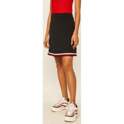 Tommy Hilfiger - Spódnica. Niebieskie spódniczki damskie TOMMY HILFIGER, na co dzień, bez wzorów, z elastanu, casualowe, mini, rozkloszowane. Za 519,90 zł.