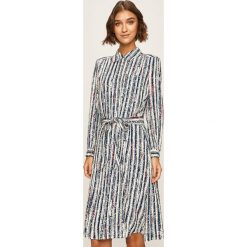 Tommy Hilfiger - Sukienka. Białe sukienki damskie TOMMY HILFIGER, na co dzień, bez wzorów, z wiskozy, casualowe, bez kołnierzyka, z długim rękawem, długie, mini, proste. W wyprzedaży za 579,90 zł.