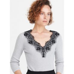 Sweter z koronka - Jasny szary. Szare swetry damskie Reserved, s, w koronkowe wzory, z koronki, bez rękawów, bez kaptura. W wyprzedaży za 39,99 zł.
