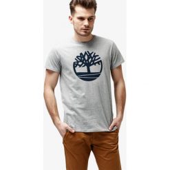 Timberland Koszulka Ss Tfo Ss Tree And Linear Logo Tee , szary, rozmiar L. Szare koszulki męskie Timberland, m, z aplikacjami, z bawełny, bez kołnierzyka, bez rękawów. W wyprzedaży za 79,99 zł.
