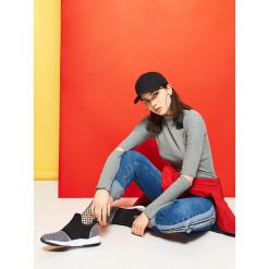 Sportowe buty - Czarny. Czarne buty sportowe damskie Cropp, bez zapięcia. Za 159,99 zł.