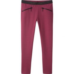 Legginsy z kieszeniami z zamkami bonprix czerwony rododendron. Fioletowe spodnie dziewczęce bonprix, bez wzorów. Za 44,99 zł.