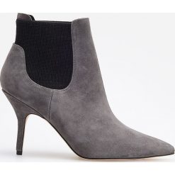 Skórzane botki - Szary. Szare botki damskie Reserved, na wysokim obcasie, bez zapięcia. Za 249,99 zł.