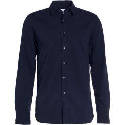 Essentiel Antwerp MINSPECT Koszula dark navy. Niebieskie koszule męskie Essentiel Antwerp, m, z bawełny. W wyprzedaży za 370,30 zł.