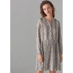 Sukienka z wężowym wzorem - Beżowy. Brązowe sukienki damskie Mohito, bez wzorów, bez kołnierzyka, bez rękawów. Za 149,99 zł.